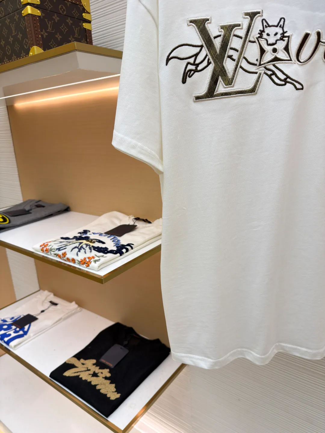 LOUIS VUITTON Fox Logo Embroidered Short Sleeve ●Original version: 9800 purchase and development ●Item number: 1681633-A15 ●Fabric: cotton fabric ●Technology: embroidery production ●Color: white ●Version: Fitted version ●Weight: about 270 grams ●Size: S-M-L-XL ●Description: This Louis Vuitton LV Fox SS Crewneck T-shirt is made of high-quality pure cotton fabric, with a soft, delicate feel and good breathability. The round neck design is simple and elegant, making it comfortable and natural to wear. The brand logo and fox pattern on the chest are made of exquisite embroidery technology, with a strong three-dimensional effect and exquisite details. The body of the garment adopts flat-turn open-stitching technology, the stitching is even and neat, and the lines are clear and smooth. The ribbed design on the hem and cuffs is both windproof and warm and can modify your figure. The entire T-shirt embodies Louis Vuitton's ultimate pursuit of quality and craftsmanship from fabric selection, tailoring to detail processing. It not only retains the elegant style of classic items, but also incorporates modern design language, making it suitable for various occasions and showing a low-key and luxurious fashion attitude. The overall wiring is straight and delicate, the fabric is comfortable and soft, and the color is consistent without color difference. It can be matched with the same style to create a fashionable look and control various occasions. Customized accessories, complete with three standards, same style for men and women!
